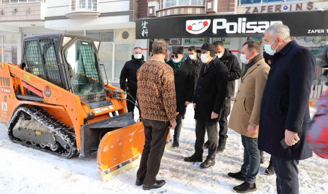 Kars'ta karla mücadele sürüyor