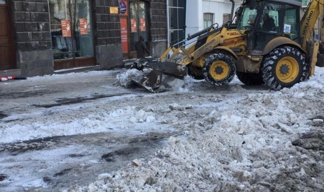 Kars'ta karla mücadele sürüyor