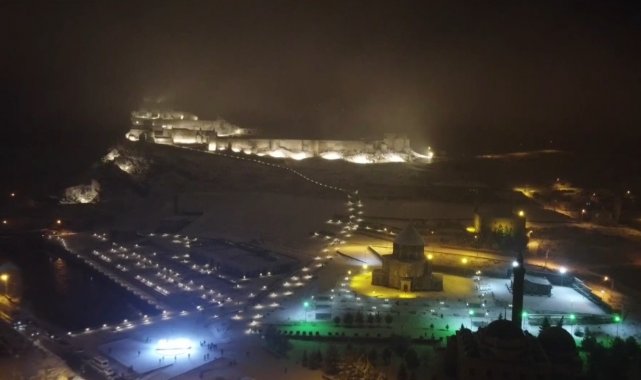 Kars&#039;ta vatandaşlar kar altında halay çekti