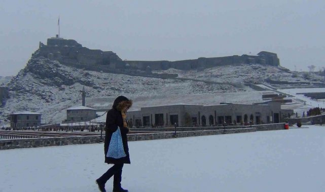 Kars'ta vatandaşların kar mesaisi başladı