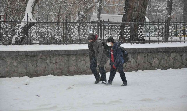 Kars'ta yoğun kar yağışı, okullar tatil edildi