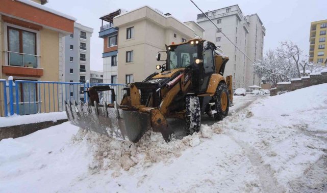 Kartal Belediyesi, karla mücadele çalışmalarına 724 devam ediyor