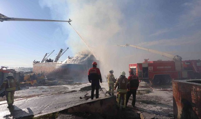 Kartal Belediyesi'nden gemi yangınını söndürme çalışmalarına destek