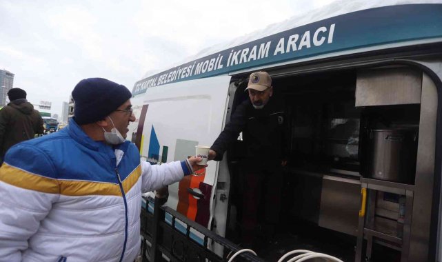 Kartal Belediyesi'nden vatandaşlara sıcak çorba ve çay ikramı