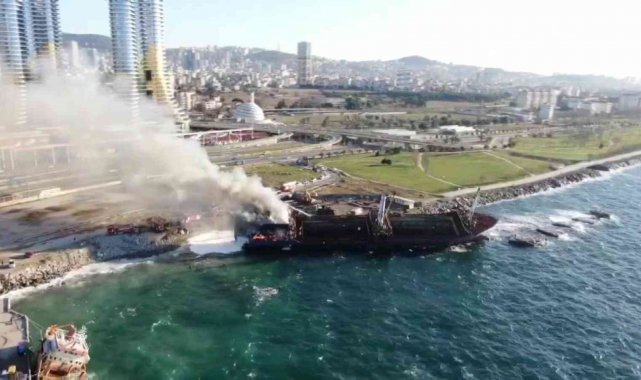 Kartal'da karaya oturan gemi alev alev yandı