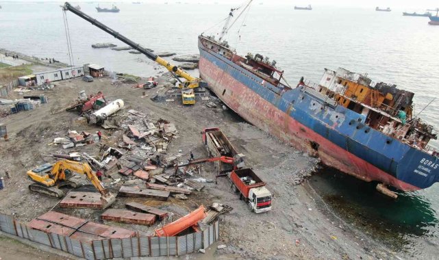 Kartal'da yanan gemi parçalara ayrılıyor