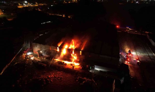 Kartepe'de plastik fabrikasında yangın