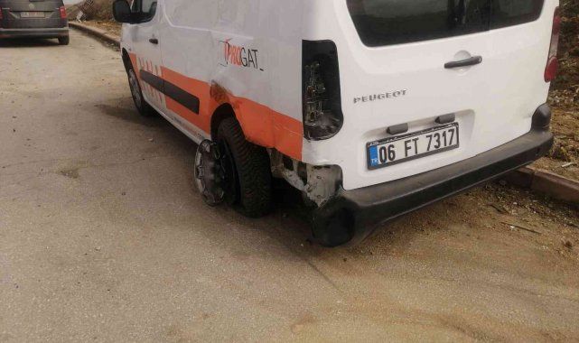 Kasisten geçtikten sonra aracının kontrolünü kaybeden sürücünün kaza anı kamerada