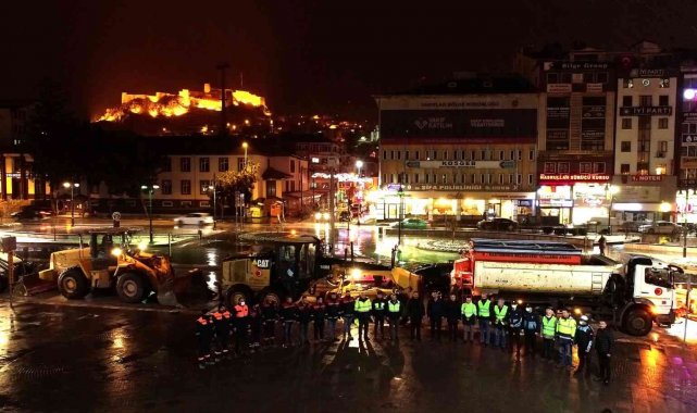 Kastamonu Belediyesi, 83 personel ve 24 iş makinesi ile kar mücadeleye hazır