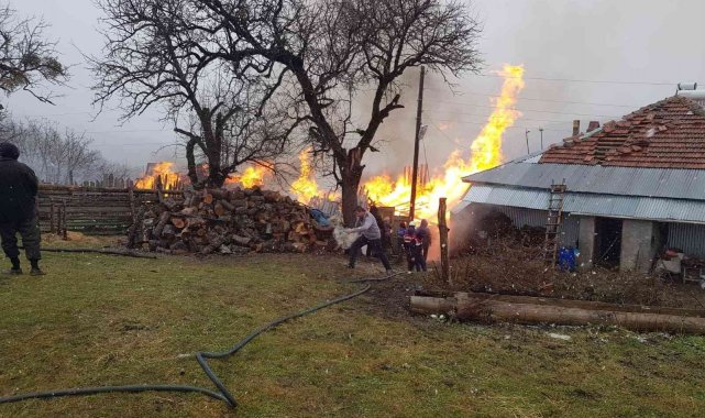 Kastamonu'da 2 ev ile bir ahırın yandığı yangın kontrol altına alındı