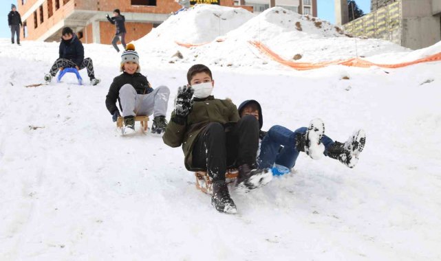 Kastamonu&#039;da yoğun kar yağışı kent merkezini beyaza bürüdü