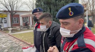 Katil zanlısı mahkemeye getirilirken gözyaşlarına hakim olamadı