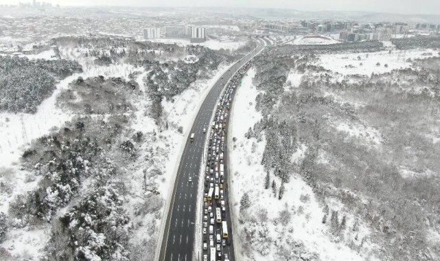 Kavacık&#039;ta özel araçların köprülerden geçişine izin verilmedi, kilometrelerce araç kuyruğu oluştu