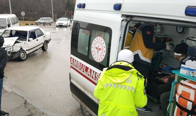 Kavşakta çarpıştılar: 2 yaralı