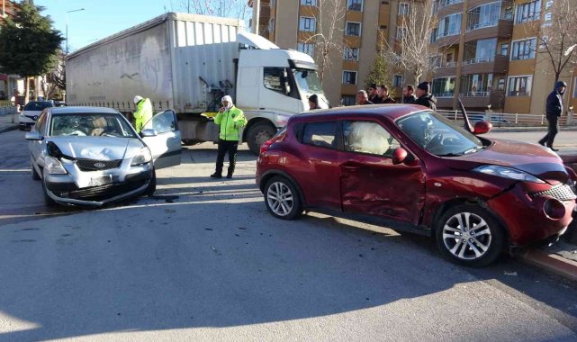Kavşaktaki kaza sonrası araçtan kızını alıp kendini dışarı attı: 3 yaralı