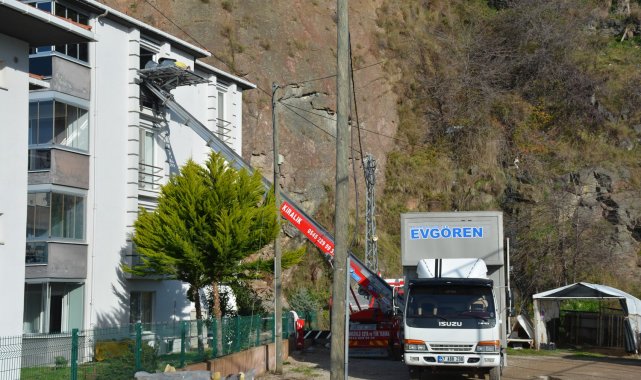 Kaya parçasının zarar verdiği binadaki hane sakinleri tahliye edildi