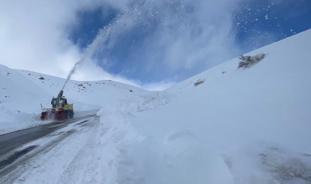 Kayak merkezi yolunda 15 kişi mahsur kaldı