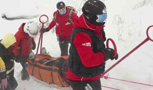Kayak yaparken yaralanan İranlı turisti JAK timi kurtardı