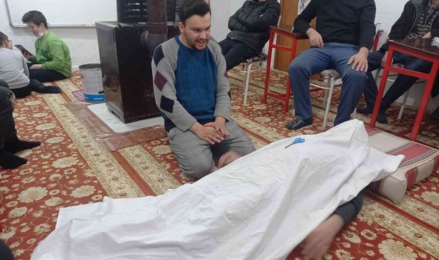 Kayakent mahallesinde vatandaşlara cenaze yıkama ve kefenleme dersi