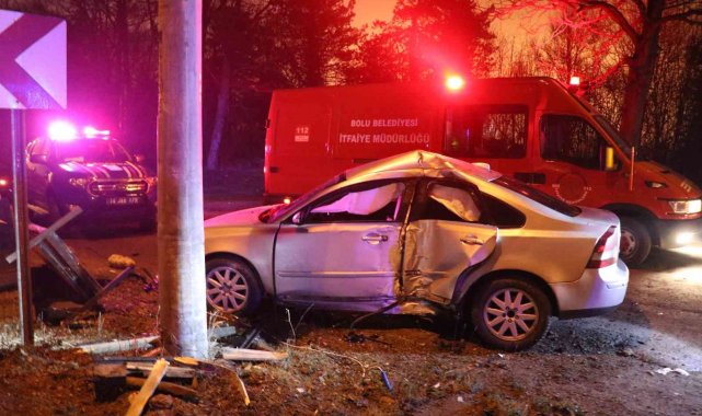 Kaygan yolda kontrolden çıkan otomobil beton direğe çarptı: 1 yaralı