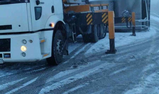 Kaygan yolda süt kamyonu devrildi: 1 yaralı