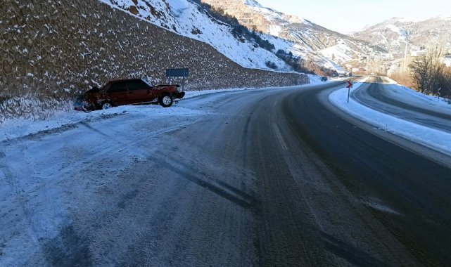 Kayganlaşan yolda kontrolden çıkan otomobil duvara çarptı: 1 yaralı