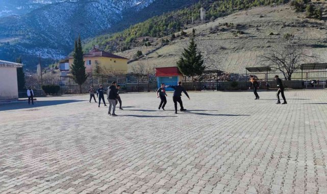 Kaymakam çocuklarla maç yaptı