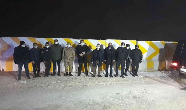 Kaymakam Demirer ve Başkan Altın, yılbaşını polis ve jandarmayla geçirdi