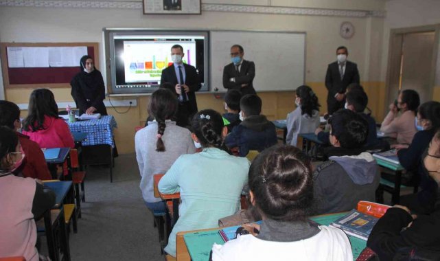 Kaymakam Demirer&#039;den öğrencilere moral ziyareti