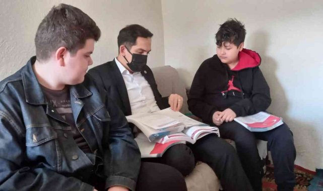 Kaymakam İpek, ara tatildeki öğrencileri evlerinde ziyaret ediyor