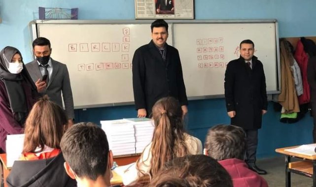 Kaymakam Kurt öğrencilere kitap dağıttı