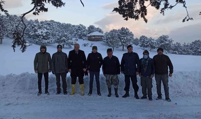 Kaymakam, kurum amirleri ve vatandaşlar yaban hayatına yem bıraktı
