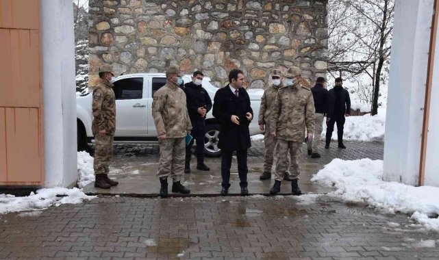 Kaymakam Mete, Mereto dağı eteklerindeki karakolda askerlere bir araya geldi