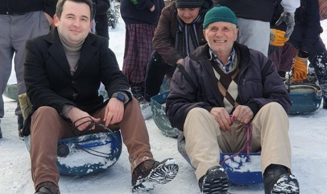 Kaymakam Raşit Kurt, vatandaşlarla kızağa binerek kayak yaptı