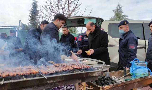 Kaymakam Sevgili'den, karla mücadelede görev yapan kamu personeline mangalda sucuk ekmek ikramı