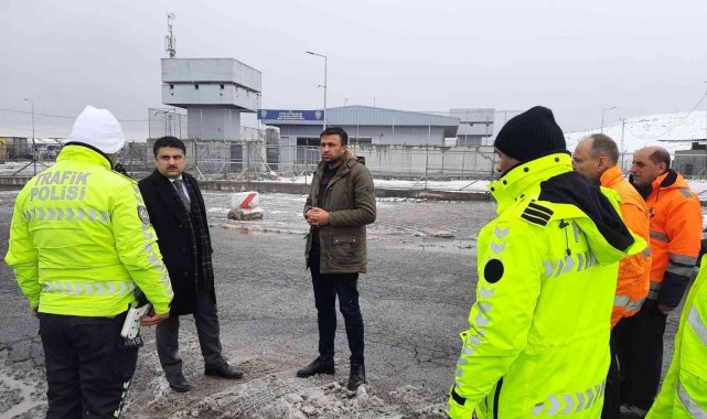 Kaymakam Tunç, kar temizleme çalışmalarını yerinde inceledi