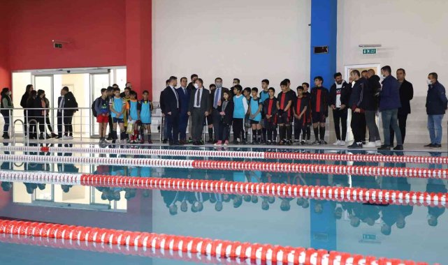 Kaymakam Tunç, olimpik yüzme havuzunda incelemelerde bulundu