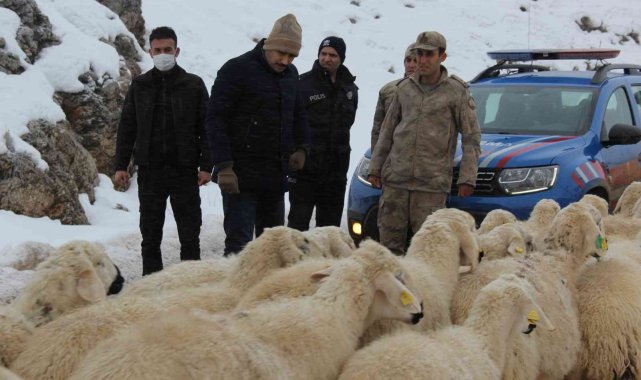 Kaymakam Türkoğlu, karlı yolları açma çalışmalarını denetledi