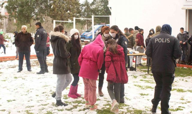 Kaymakamdan Roman çocuklara sucuk partisi