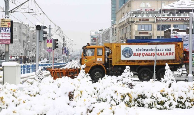 Kayseri Büyükşehir'in kar ve tipi ile mücadelesi sürüyor