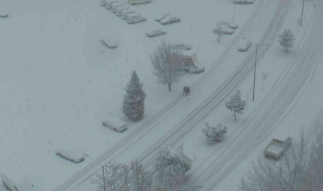 Kayseri'de etkili olan kar yağışı görüş mesafesini düşürdü