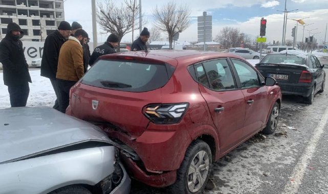 Kayseri'de zincirleme kaza: 2 yaralı
