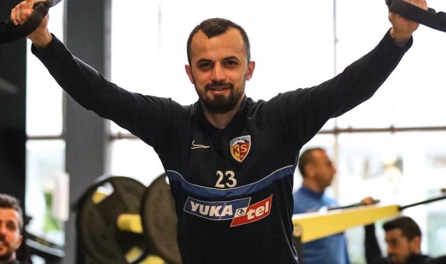 Kayserispor kaptanı İlhan Parlak: &quot;Hedefimiz ilk 10 içinde olmak&quot;