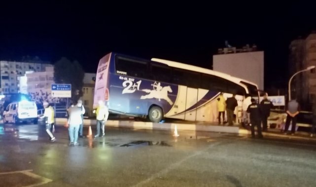 Kaza yapan otobüs köprüde askıda kaldı:2 hafif yaralı