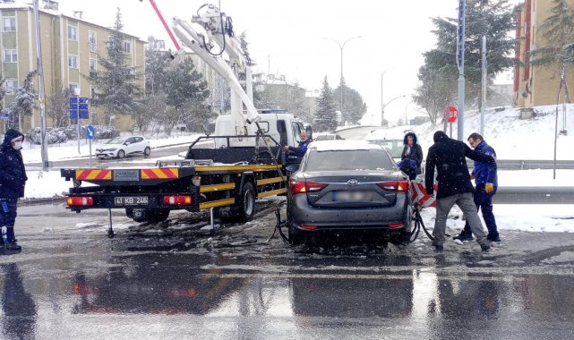 Kaza yapan sürücünün yardımına zabıta ekipleri yetişti