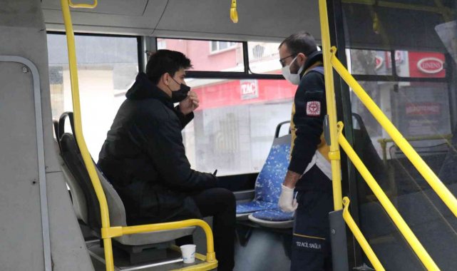 Kazada beli tutulan genç oturarak yardım bekledi