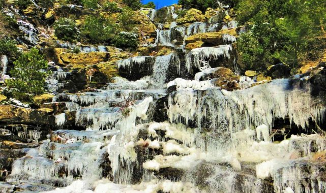 Kazdağları&#039;nda şelaleler soğuktan buz tuttu