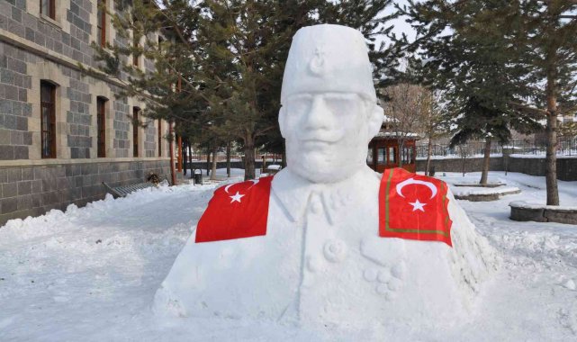 Kazım Karabekir Paşa&#039;nın kardan heykeli yapıldı