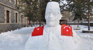 Kazım Karabekir Paşa'nın kardan heykeli yapıldı
