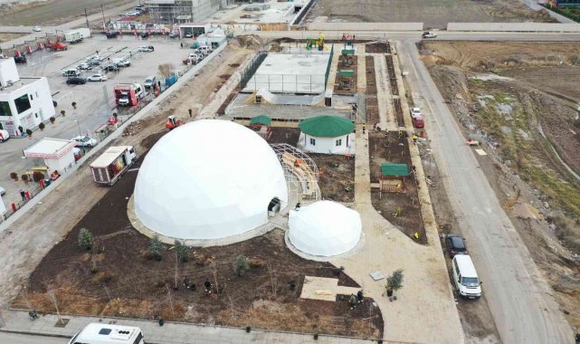 Keçiören&#039;de buz pateni pistinin üstü kapatıldı